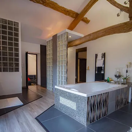 לינה וארוחת בוקר Domaine La Baronne 4*