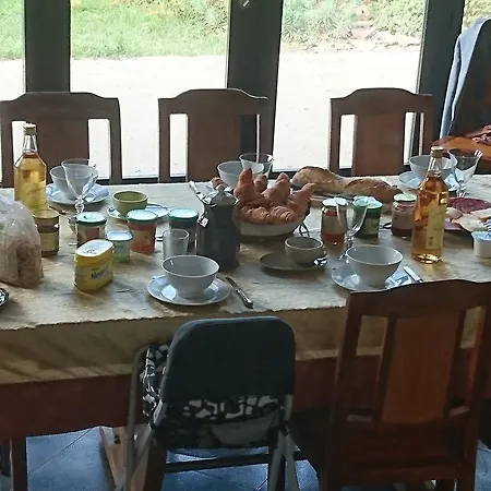 לינה וארוחת בוקר Domaine La Baronne